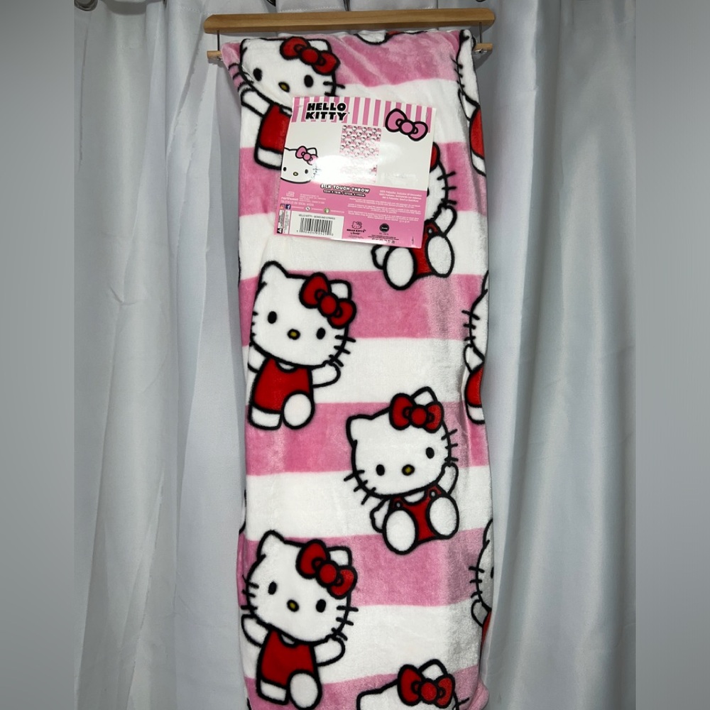 Hello Kitty Blanket - Picture 1 of 3